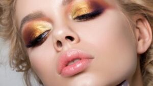 Descubre el icónico maquillaje de los 80 y revive una época llena de estilo y glamour.