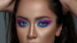 Descubre el icónico maquillaje de los 80 y luce un look retro irresistible