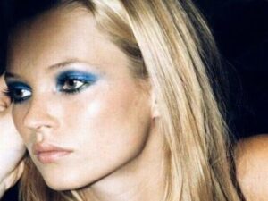 Descubre el estilo icónico del maquillaje de los 90s para mujeres.