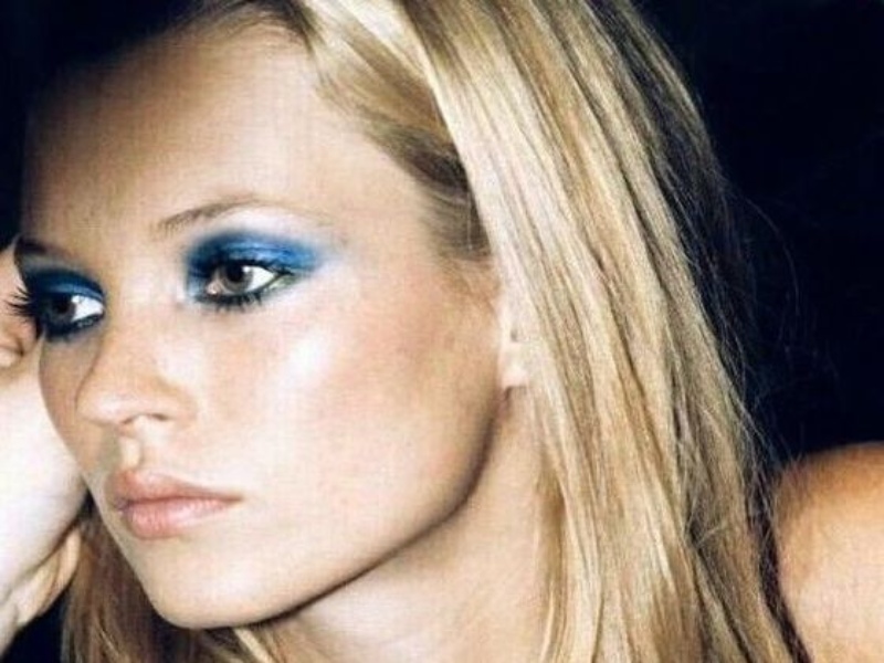 Descubre el estilo icónico del maquillaje de los 90s para mujeres.