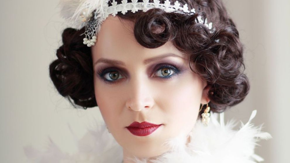 Descubre el fascinante maquillaje de los años 20 para mujeres y luce un estilo retro y sofisticado.