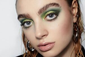 Descubre el icónico maquillaje de los años 80 con Nancy: tu mejor aliada para lucir retro y especial.