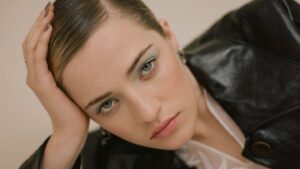 Descubre los icónicos looks de maquillaje de los años 90 y revive la tendencia retro