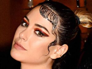 Descubre el icónico maquillaje de los años ochenta y luce un look retro único.