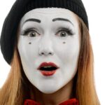 Consigue un maquillaje de mimo fácil y divertido en un solo clic.