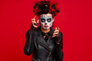 Transforma tu look con maquillaje zombie mujer y sorprende a todos.