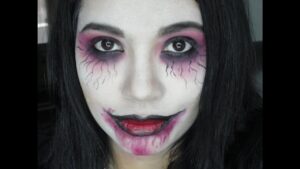 Transforma a tu pequeña en una adorable niña zombie con nuestro maquillaje.