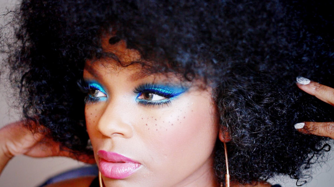 Descubre los secretos del maquillaje de noche de los años 70 y deslumbra con un look retro sofisticado