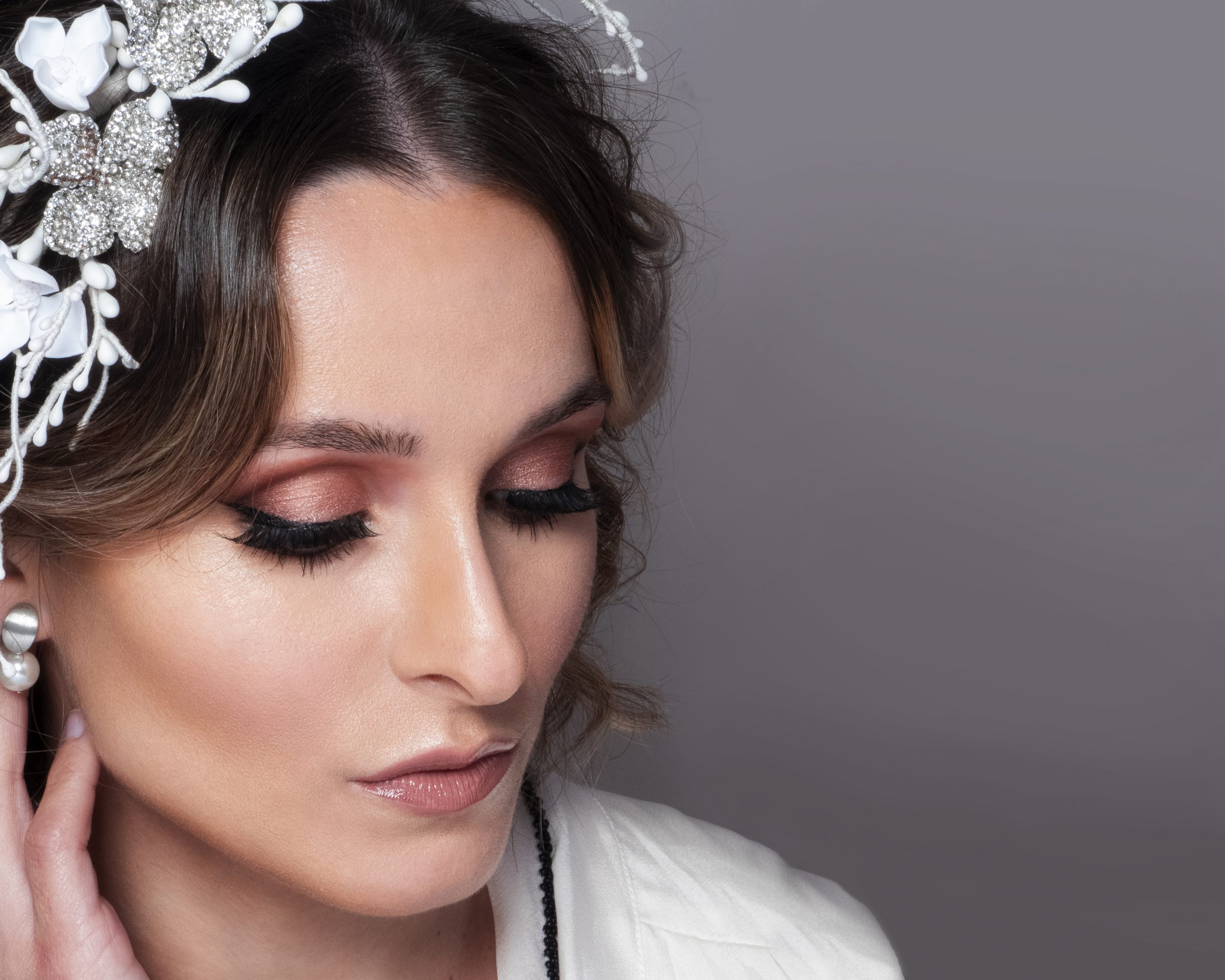 El mejor maquillaje para novias en tonos grises – ¡Descubre cómo lograr un look elegante y sofisticado!