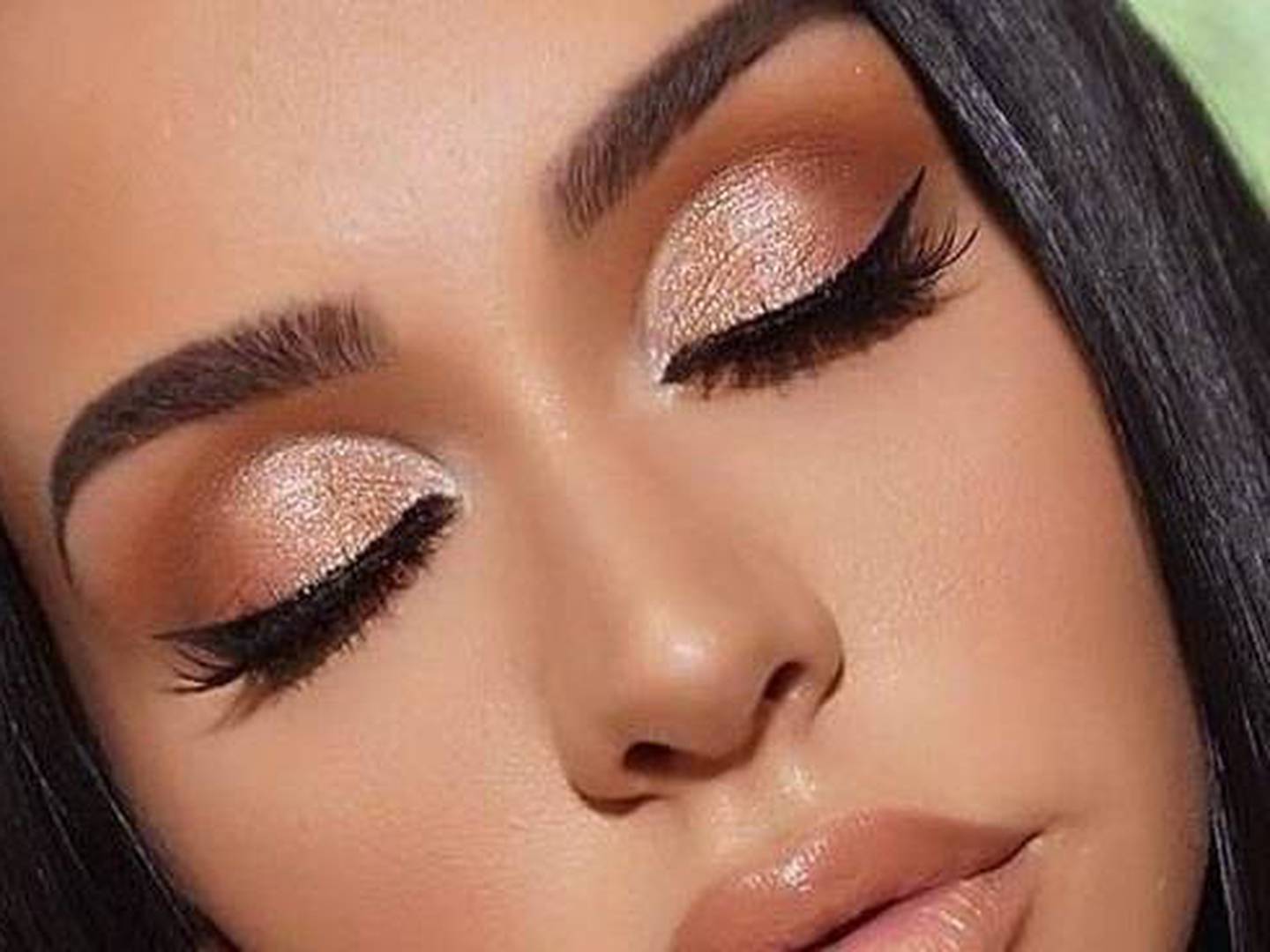 Consigue un maquillaje de ojos sencillo y atractivo en solo minutos