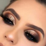 Logra un look seductor con nuestro maquillaje de ojos humo. Luce irresistiblemente atractiva.