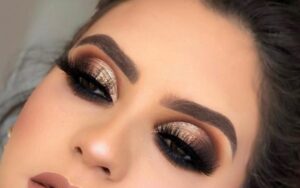 Logra un look seductor con nuestro maquillaje de ojos humo. Luce irresistiblemente atractiva.