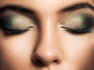 Descubre cómo lograr un impactante maquillaje de ojos ahumados en simples pasos