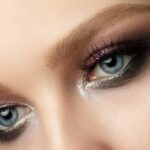 Descubre cómo resaltar tus ojos con el mejor maquillaje azul: ¡Sorprende con una mirada impactante!