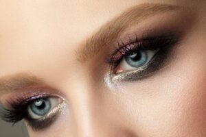 Descubre cómo resaltar tus ojos con el mejor maquillaje azul: ¡Sorprende con una mirada impactante!