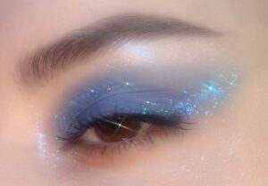 Descubre el encanto del maquillaje azul cielo natural: resalta tus ojos de forma sutil y sofisticada