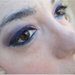 Descubre los mejores trucos de maquillaje para realzar tus ojos con un vestido azul marino