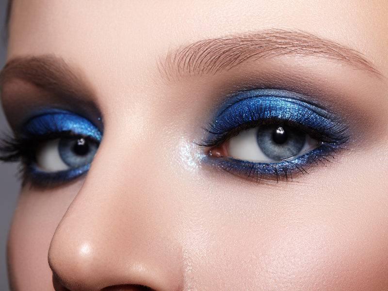 Aprende a hacer maquillaje de ojos azules de forma fácil y rápida