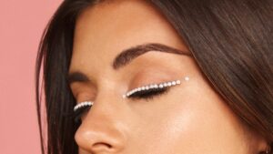 Consigue una mirada cautivadora con nuestro maquillaje de ojos brillantes.