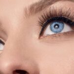 Descubre los secretos del maquillaje de ojos celeste para resaltar tu mirada.