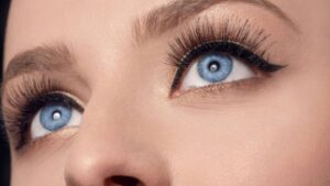 Descubre los secretos del maquillaje de ojos celeste para resaltar tu mirada.