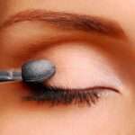 Transforma tu mirada con maquillaje de ojos con brillos – Descubre cómo resaltar tus ojos y brillar con estilo.