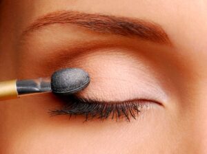 Transforma tu mirada con maquillaje de ojos con brillos – Descubre cómo resaltar tus ojos y brillar con estilo.