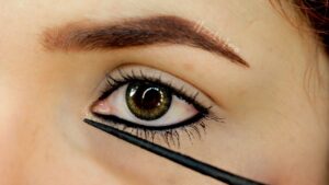 Aprende a maquillar ojos con kajal: tips y técnicas profesionales