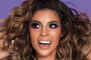 Descubre cómo lograr un look de maquillaje de ojos al estilo de los años 80