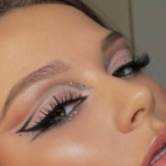 Descubre los mejores tips de maquillaje de ojos para vestido azul eléctrico y luce deslumbrante