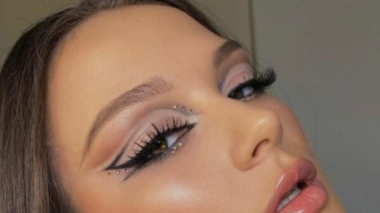 Descubre los mejores tips de maquillaje de ojos para vestido azul eléctrico y luce deslumbrante