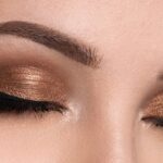 Descubre los secretos del maquillaje de ojos para resaltar tus labios rojos