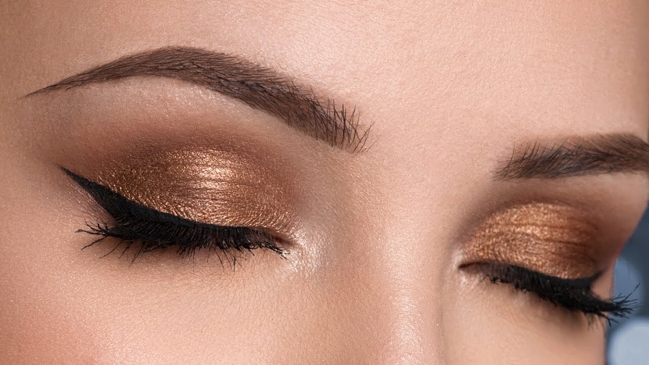 Descubre los secretos del maquillaje de ojos para resaltar tus labios rojos