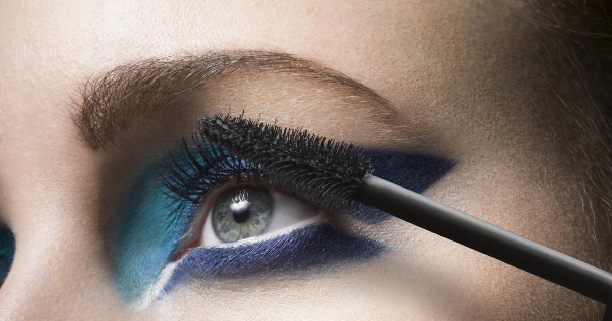 Consigue un look impactante con maquillaje de ojos gris – Descubre cómo resaltar tu mirada con estilo y elegancia.