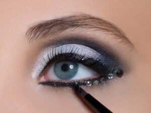 Descubre el fascinante maquillaje de ojos Jeamileth Doll y resalta tu mirada como nunca antes.