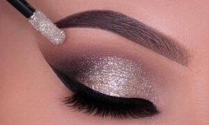 Logra una mirada impactante con un maquillaje de ojos sencillo y brillante.