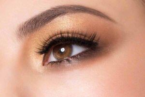 Logra un look ahumado impecable para ojos marrones siguiendo estos sencillos pasos
