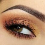 Descubre cómo lograr un maquillaje de ojos naranja y marrón.