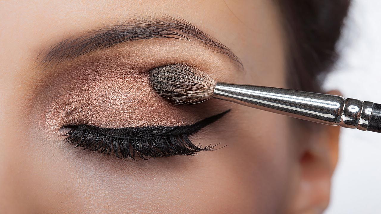 Obtén un look natural con maquillaje de ojos ligero. ¡Resalta tu Belleza de manera sutil y elegante! Descubre los secretos para un maquillaje de ojos fresco y radiante. Perfecto para lucir naturalmente hermosa.