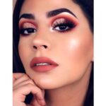 Descubre los mejores tips de maquillaje de ojos para morenas y resalta tu Belleza natural. Encuentra los colores y técnicas perfectas para lucir irresistibles.