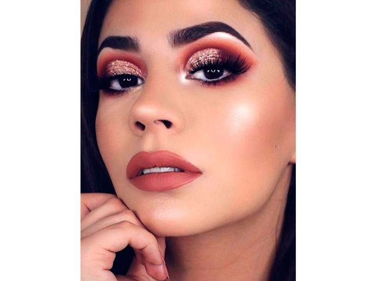 Descubre los mejores tips de maquillaje de ojos para morenas y resalta tu Belleza natural. Encuentra los colores y técnicas perfectas para lucir irresistibles.