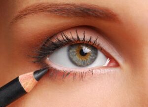 Descubre cómo hacer un maquillaje de ojos para quinceañeras paso a paso: resalta tu Belleza en tu gran día