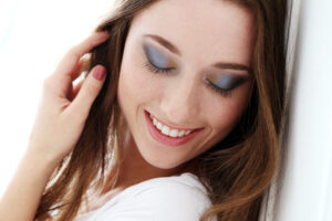 Aprende a hacer un maquillaje de ojos sencillo paso a paso