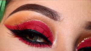 Descubre el arte del maquillaje de ojos rojo para un look impactante y seductor.