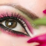 Descubre cómo lucir unos ojos cautivadores con maquillaje de ojos en color rojo.