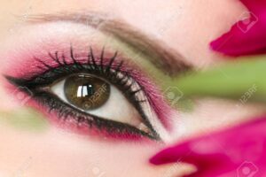 Descubre cómo lucir unos ojos cautivadores con maquillaje de ojos en color rojo.
