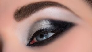 Descubre los secretos del maquillaje de ojos rojos y negros para un look impactante