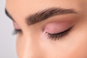 Descubre los secretos del maquillaje de ojos rosa y café para resaltar tu mirada.