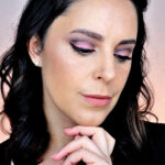 Descubre cómo lograr un impresionante maquillaje de ojos rosa con negro. Aprende a destacar tu mirada de manera elegante y sofisticada. Perfecto para ocasiones especiales.