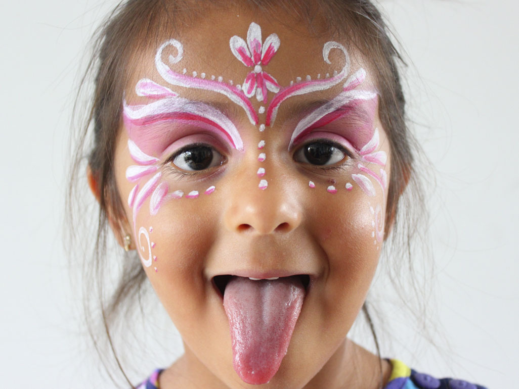 Descubre el mejor maquillaje para jugar y divertirte como una princesa